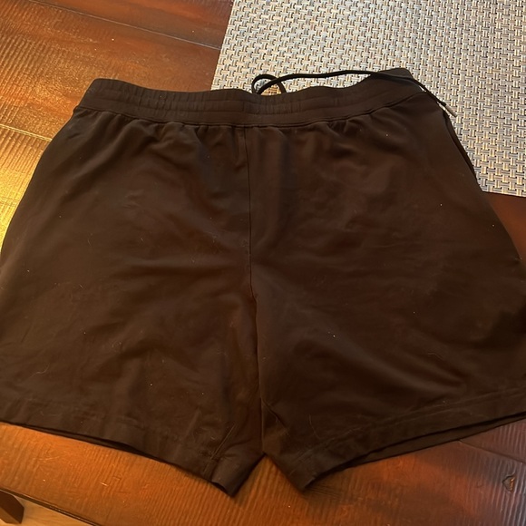 Alo shorts never worn before - Picture 2 of 3